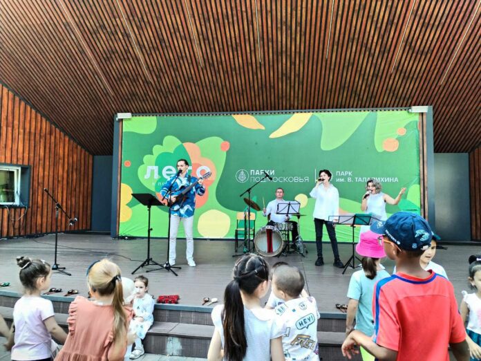 В Подольске в парках культуры проводили лето и встретили осень 