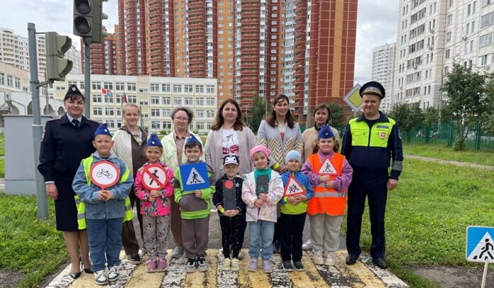 Сотрудники Госавтоинспекции г.о. Подольск совместно с ЮИДовцами организовали для детей практикум по ПДД в...