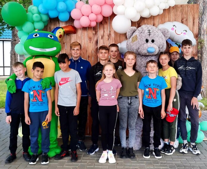 Благотворительную помощь воспитанникам детского дома оказали сотрудники АО «НИИ НПО «ЛУЧ»