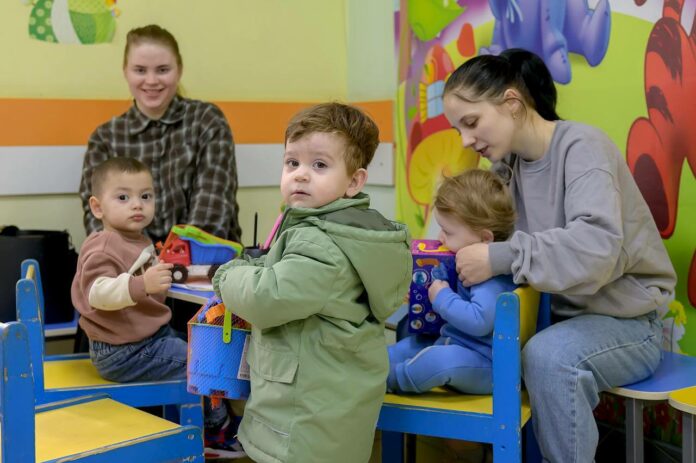 Единороссы навестили юных пациентов подольской поликлиники №2 в «Доброй комнате»