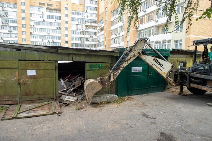 Незаконно установленные гаражные боксы были демонтированы во дворе дома № 52/39 по Революционному проспекту