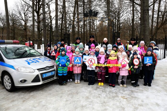 Сотрудники подмосковной  Госавтоинспекции провели в городском парке акцию «Стань заметнее на дороге!»