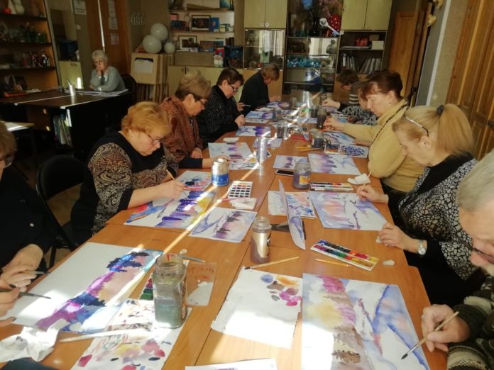 Мастер-класс «Зима акварелью» в рамках программы «Активное долголетие» прошел в Подольске