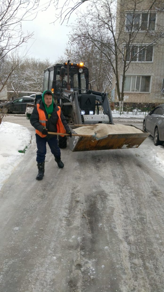 Коммунальные службы убирают дворовые территории от наледи и снега