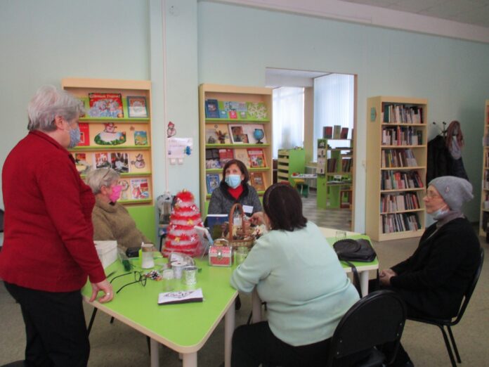 Мастер-класс по новогоднему декору прошел в подольской библиотеке №5
