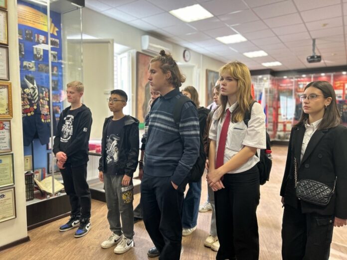 Подольске ветераны провели экскурсию в музее истории УМВД для школьников