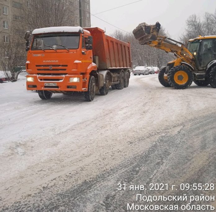 Более 120 единиц различной техники задействовано в уборке снега
