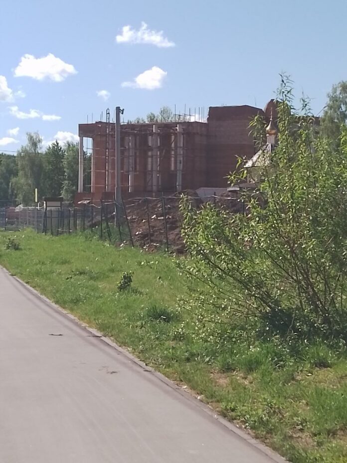 Пожертвования собирают всем миром для возобновления строительства Никольского храма