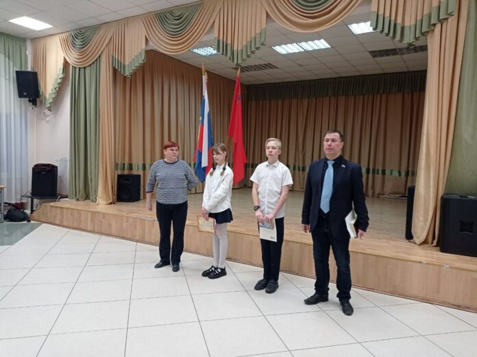 Депутат Горсовета принял участие в награждении учащихся средних классов лицея № 23