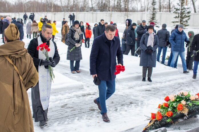 5 декабря возложили цветы к братским могилам на подольском городском кладбище «Красная горка»