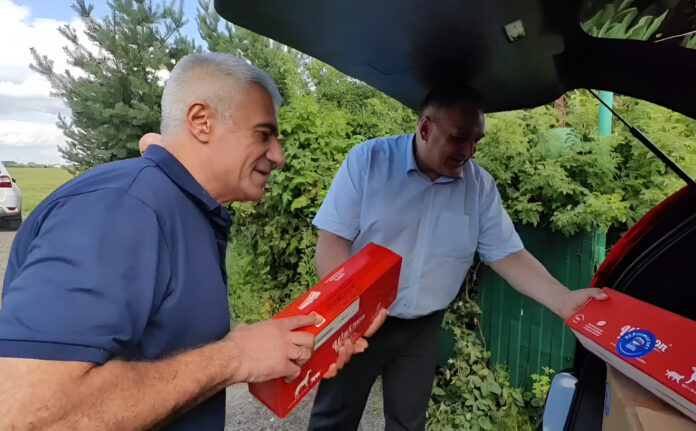 Однопартийцы горокруга Подольск собрали корм для бездомных животных и передали его зоозащитнику