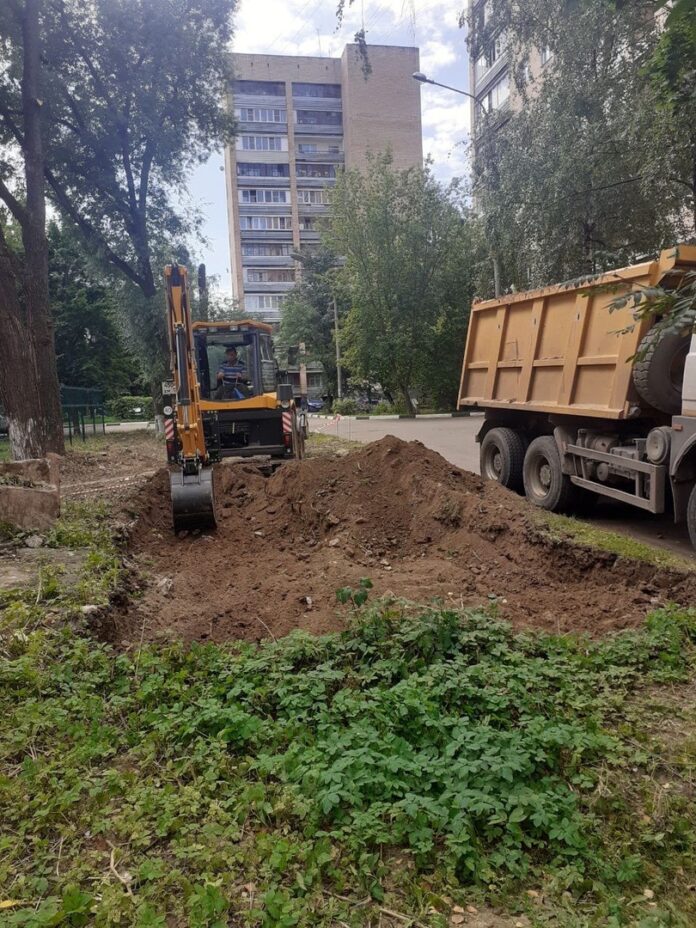 Начаты работы по обустройству парковочных карманов по улице Симферопольской в микрорайоне Климовск