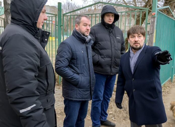 Партийцы провели мониторинг дорог у лицея