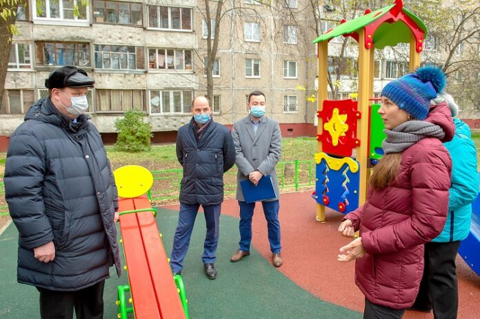 Глава муниципалитета вместе с жителями проверил качество работ, выполненных по программе комплексного благоустройства дворов