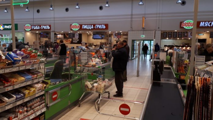 В магазинах Подольска началась работа по нанесению разметки для соблюдения покупателями социальной дистанции