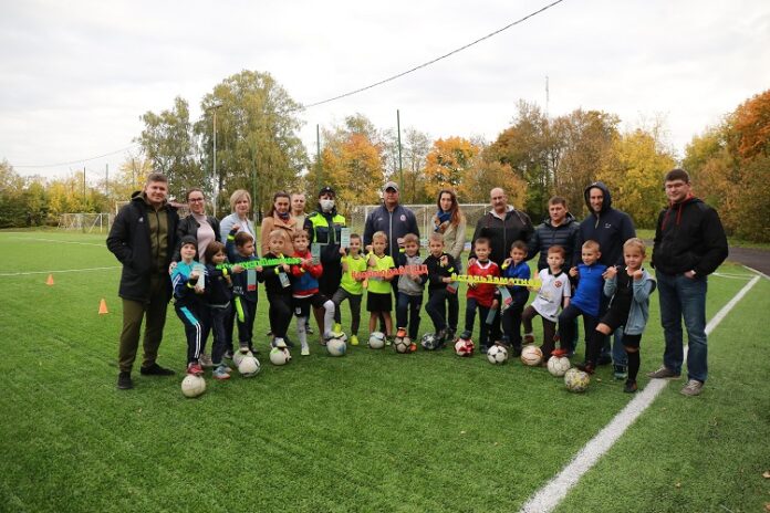 В акции «Заметный спортсмен всем пример!» участвовали воспитанники футбольного клуба «Витязь»