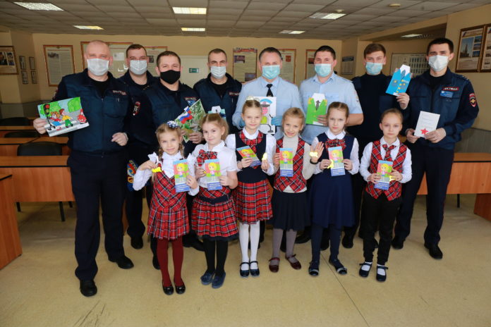 Школьники Большого Подольска поздравили с наступающим Днем защитника отечества работников Госавтоинспекции