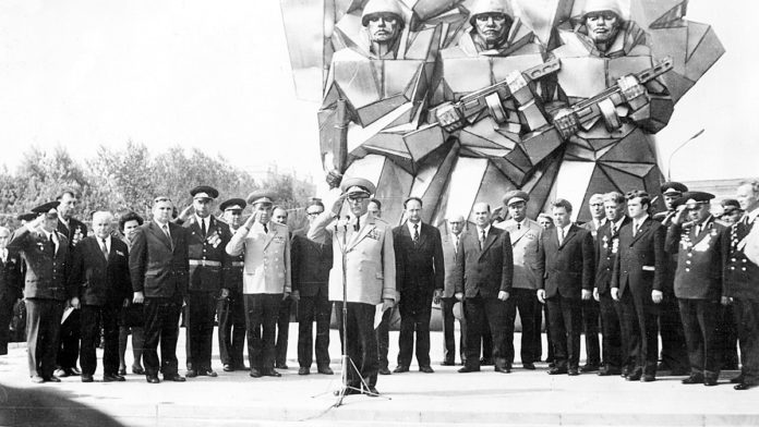 46 лет состоялось открытие памятника Подольским курсантам