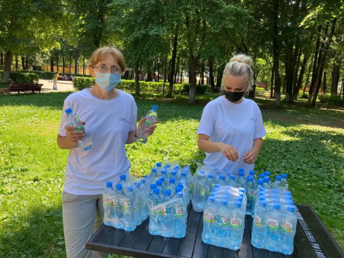 В парках Большого Подольска раздают бутилированную воду