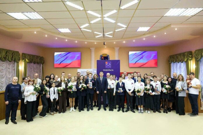 В преддверии Дня народного единства юные подольчане получили паспорта в торжественной обстановке