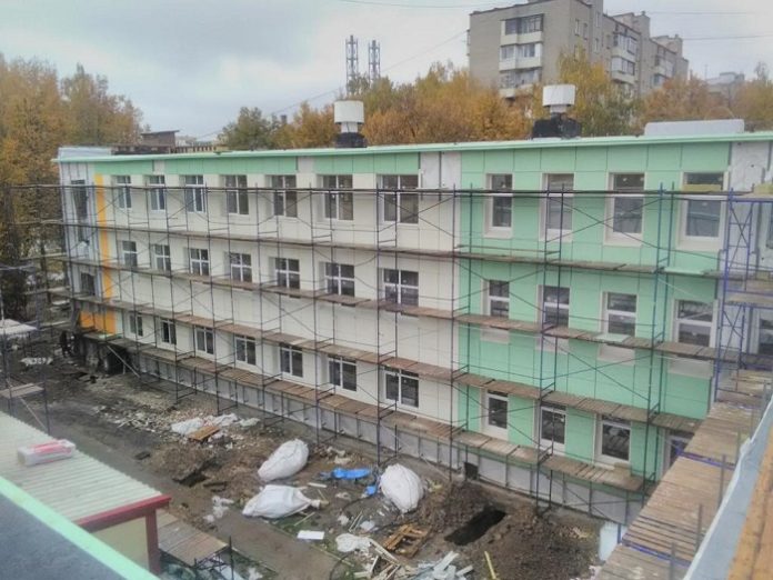 Ремонт фасада школы № 18 имени Подольских курсантов выполнен на 70 %