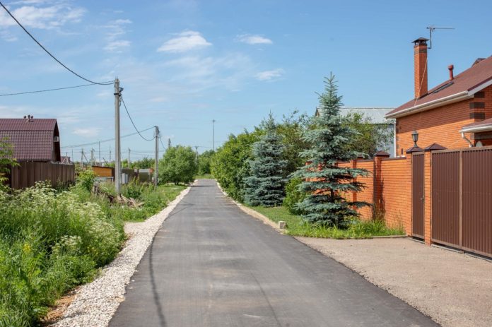 Новое асфальтобетонное покрытие уложено на 28 объектах муниципальной улично-дорожной сети в Большом Подольске