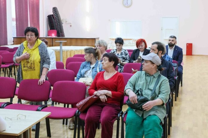 На улице Халатова прошла встреча с жителями по вопросам ЖКХ