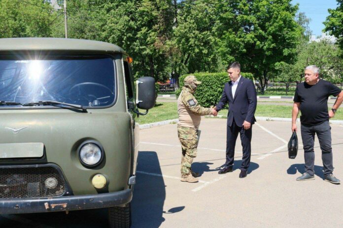 Секретарь подольского отделения партии «Единая Россия» Григорий Артамонов передал нашим военнослужащим автомобиль УАЗ
