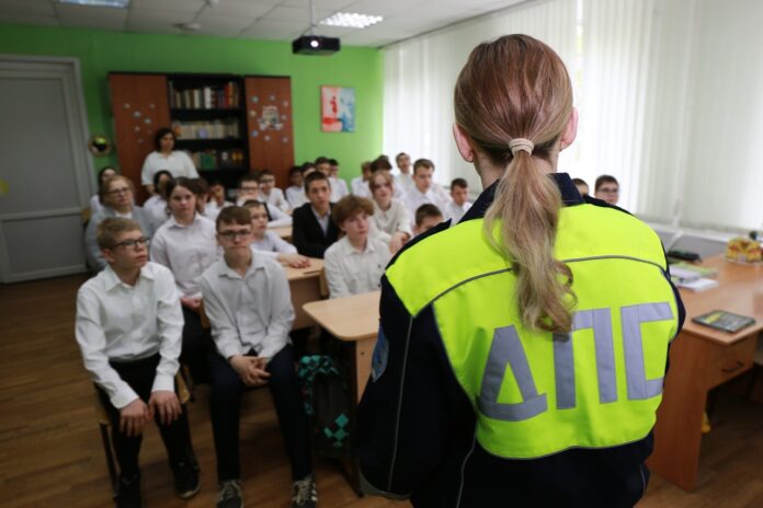 В целях профилактики детского дорожно-транспортного травматизма сотрудники Госавтоинспекции перед началом летних каникул посещают школы...