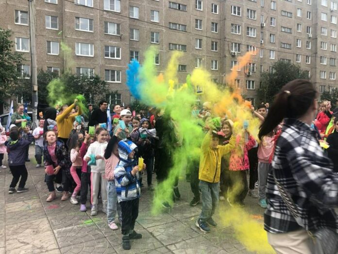 Более 200 детей пришли на праздник в микрорайон Силикатная