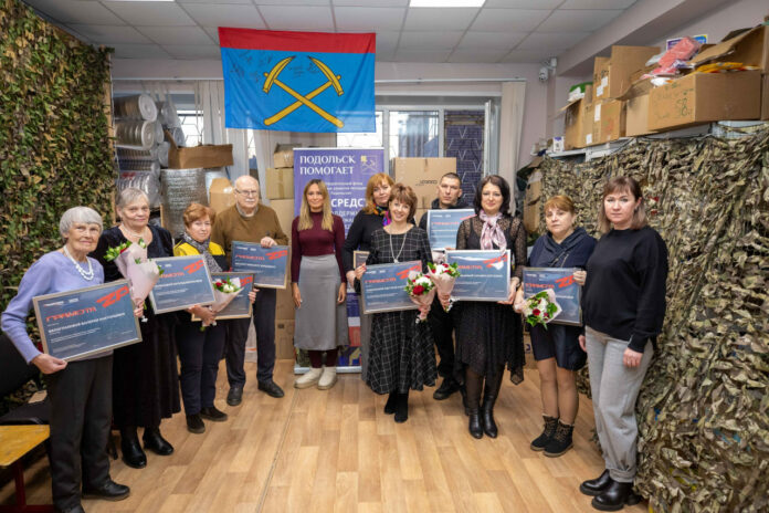 Подольские партийцы вручили грамоты волонтерам, активно помогающим бойцам специальной военной операции