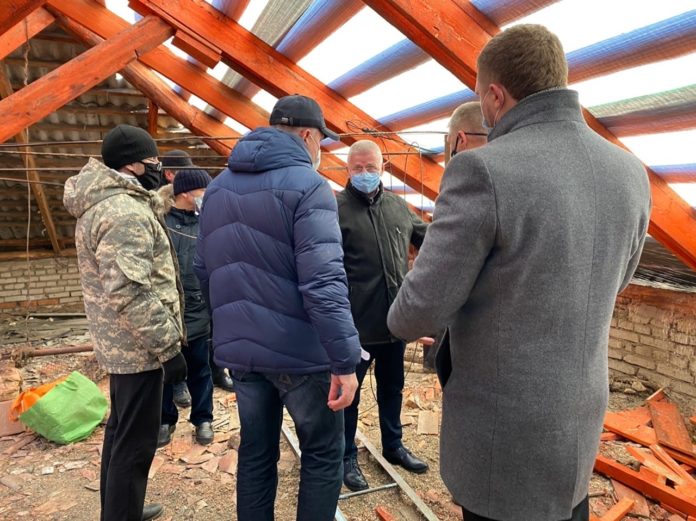 На улице Бородинская проверили ход капитального ремонта кровли
