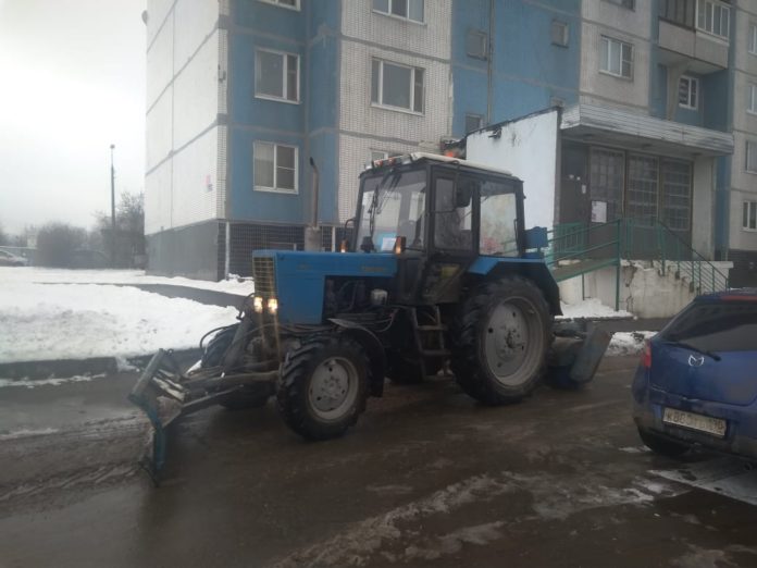 Более 60 единиц техники убирают снег на дворовых территориях муниципалитета