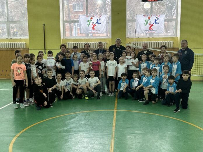 В Подольске полицейские и общественники провели «Веселые старты» для школьников