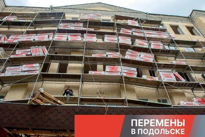 Ход капремонта Климовской школы №5 проверил Николай Пестов