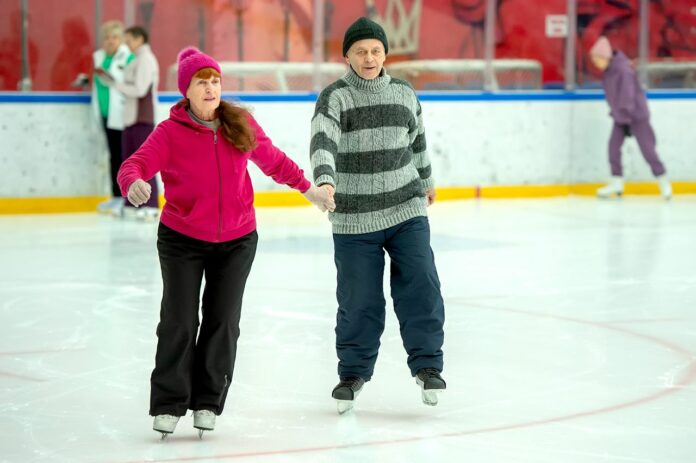 В «Витязе» для подольских «долголетов» организовали бесплатное катание 