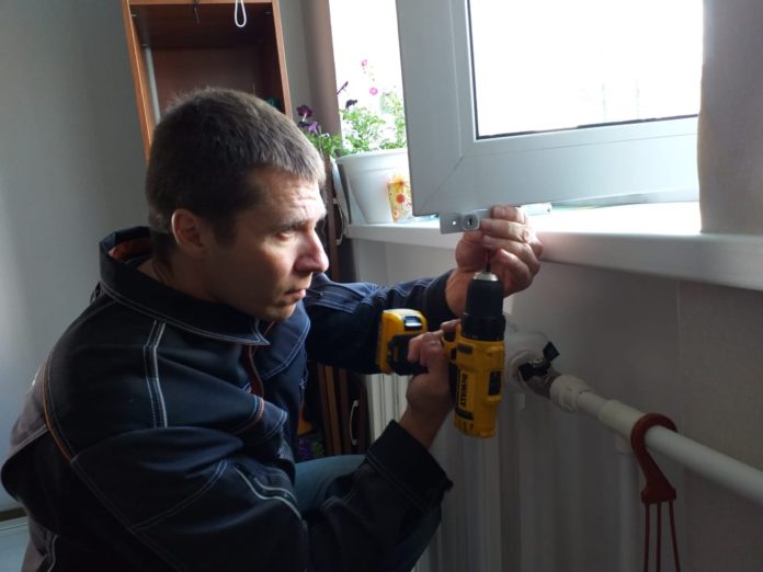 Нуждающимся многодетным семьям Большого Подольска ставят на окна детские замки