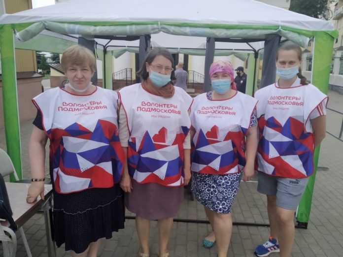 Волонтеры молодежного центра «Максимум» оказали поддержку прихожанам в Троицком соборе 15 июня