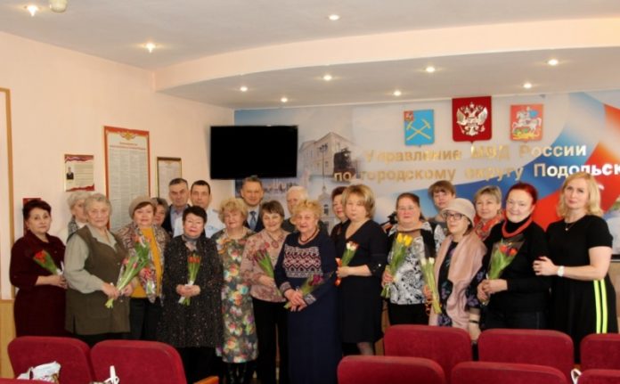 Руководители и общественники Подольского УМВД поздравили с 8 Марта родственников полицейских, погибших при исполнении...