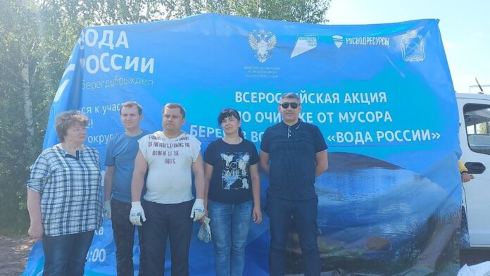 В Подольске на этапе акции «Вода России» очистили от мусора берег реки Раковки