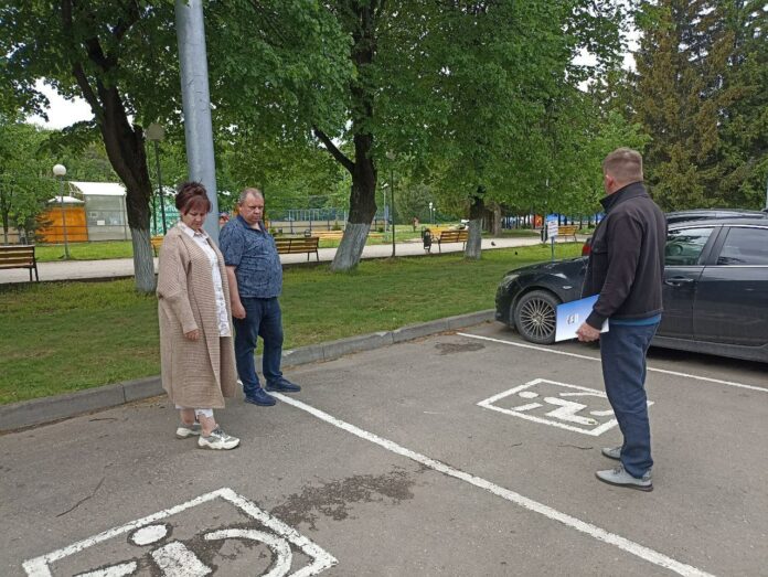 Партийцы осмотрели автомобильные стоянки на наличие мест для инвалидов