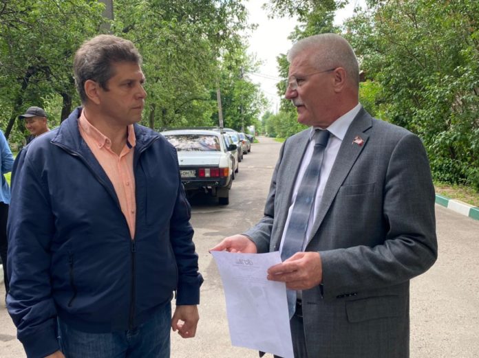 Депутат МОД помог жителям с детской площадкой