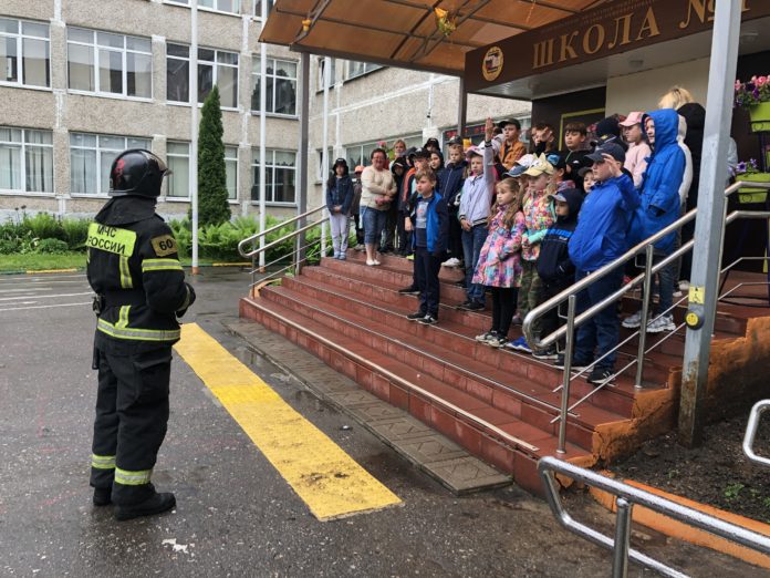 В школьном лагере Климовска прошли занятия по пожарной безопасности