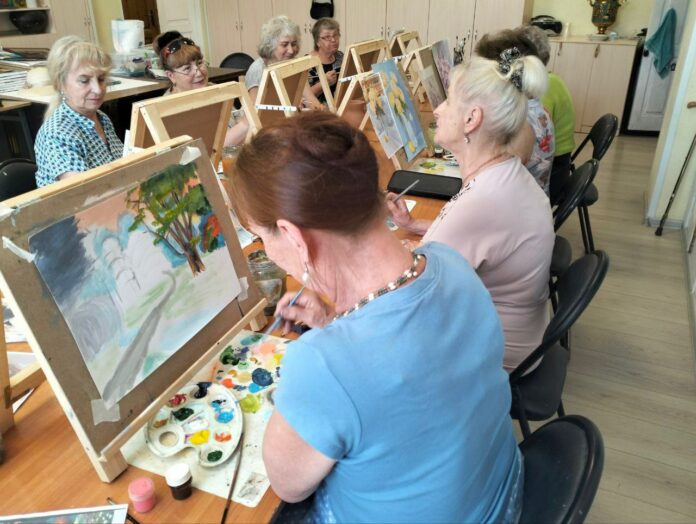 Участники ИЗО студии «Гармония» продолжили рисовать натюрморты с цветами и фруктами