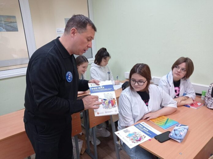 Депутат Михаил Жученко провел лекцию для первокурсников