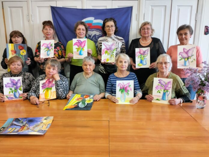 Сегодня в Доме культуры «Металлург» состоялось занятие ИЗО группы «Гармония»