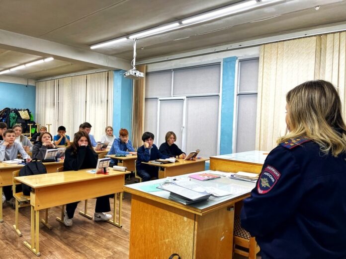 В Подольске сотрудники полиции провели профилактические беседы со школьниками
