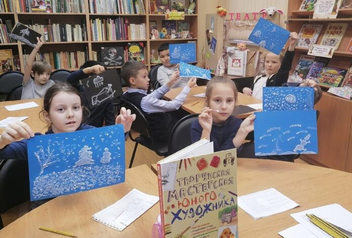 В Центральной детской библиотеке состоялся арт-час «Раз. да, три, четыре, пять , начинаем рисовать»