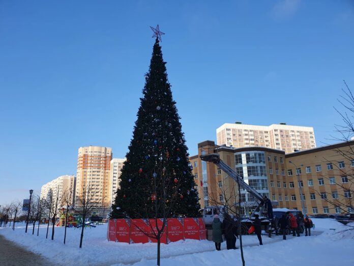 Главную елку микрорайона украсили Жители Кузнечиков