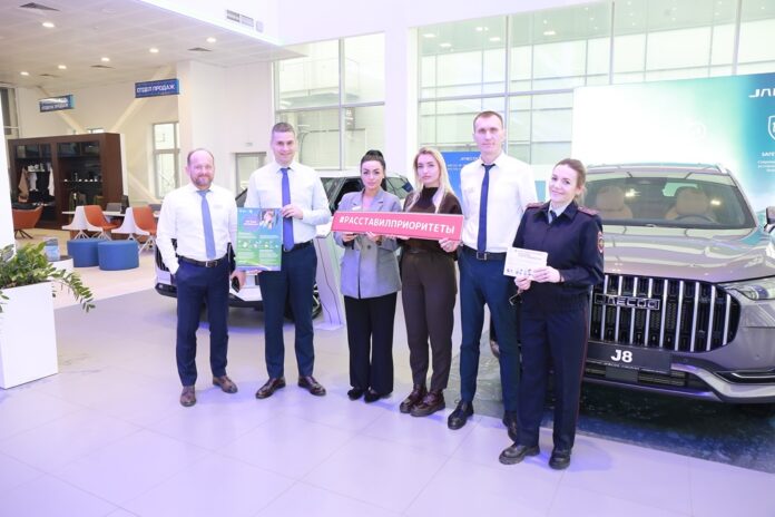 Сотрудники Госавтоинспекции в Подольске побеседовали с местными жителями о безопасности дорожного движения